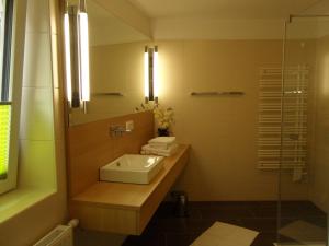A bathroom at Gasthof-Pension Schütz
