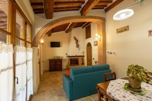 sala de estar con sofá azul y mesa en Borgo Poggiardelli en Montepulciano