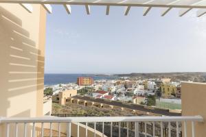 vistas al océano desde el balcón de un edificio en Apartamento en Residencial cary 2., en Porís de Abona