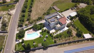 an aerial view of a house with a swimming pool at Aia Grande in Uggiano la Chiesa