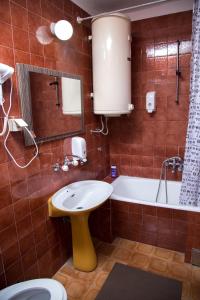 y baño con lavabo, bañera y aseo. en Apartments Cvetkovic Relax en Niska Banja