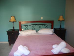 ピルグス・ドゥーイルにあるKafiona Guesthouseのベッドルーム1室(ベッド1台、タオル2枚付)