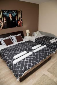 Una cama grande con almohadas blancas encima. en Apartments Cvetkovic Relax en Niska Banja
