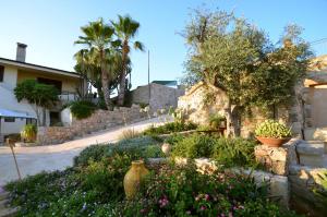 a garden with flowers and plants in a yard at B&B Bella Vista in Matino