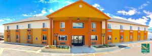 un gran edificio naranja con un gran techo en Quality Inn Price Gateway to Moab National Parks, en Price