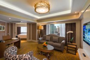 Dusit Thani Manila tesisinde bir oturma alanı