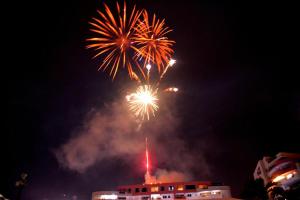 un espectáculo de fuegos artificiales en el cielo sobre un edificio en Playa Almendro Resort, en Tonsupa