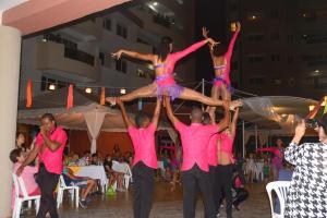 un groupe de danseurs qui se livrent à une fête dans l'établissement Playa Almendro Resort, à Tonsupa