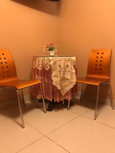 une table avec un tissu de table et deux chaises dans l'établissement Hotel Manantial No,002, à Lima