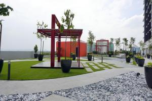 un parque con una estructura roja en una ciudad en AZFA Duplex Suite at De Centrum Putrajaya Bangi FREE WIFI en Kajang