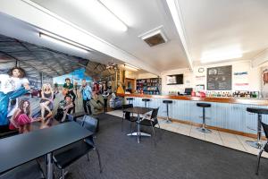 een bar met tafels en stoelen in een restaurant bij Nullarbor Roadhouse in Nullarbor