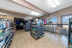 Et supermarked eller andre butikker på hotellet eller i nærheden