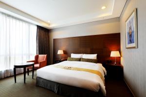 Postel nebo postele na pokoji v ubytování Bridge Hotel Incheon Songdo
