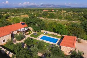 een luchtzicht op een huis met een zwembad bij Rural House Kod Slapa in Bogatić