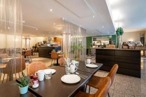 Příslušenství pro přípravu čaje a kávy v ubytování Astoria Hotel Antwerp