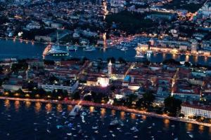 Nespecifikovaný výhled na destinaci Zadar nebo výhled na město při pohledu z apartmánu