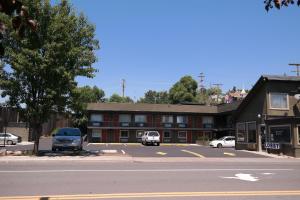 a building with cars parked in front of a street at River Park Inn in Klamath Falls