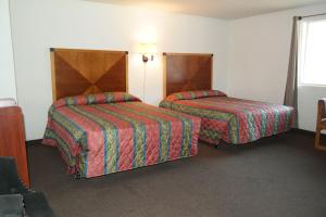 A bed or beds in a room at River Park Inn