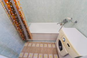 チタにあるDekabrist Apartment Leningradskaya 5のシャワー付きのバスルーム(洗濯機付)