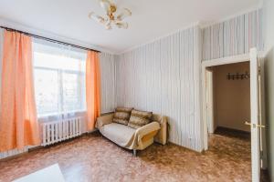チタにあるDekabrist Apartment Leningradskaya 5のリビングルーム(ソファ、窓付)
