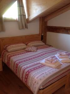 uma cama com duas almofadas num quarto em Bed and Breakfast la Stube em Ziano di Fiemme