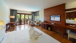 TV a/nebo společenská místnost v ubytování The Haven Khao Lak