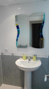 uma casa de banho com um lavatório e um espelho em CALPE9A em Calpe