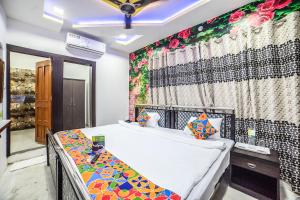 インドールにあるFabHotel ABC Viewの花の壁のベッドルーム1室(ベッド1台付)