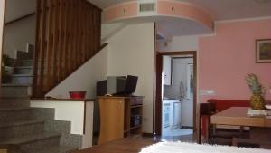 sala de estar con escalera y cocina en B&B Panorama Cagliari, en Cagliari