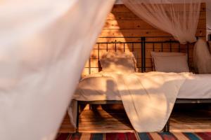 Postel nebo postele na pokoji v ubytování Plage Cachée - Glamping