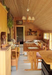 KalmariにあるRiimantupaのキャビン内のテーブルと椅子付きの部屋