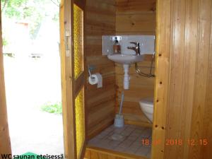 a bathroom with a toilet and a sink at Saunaranta in Rymättylä