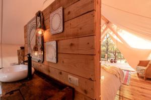 Postel nebo postele na pokoji v ubytování Plage Cachée - Glamping