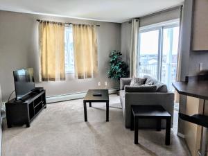 Posezení v ubytování Quiet 2 Bed 2 Bath close to Westview Hospital