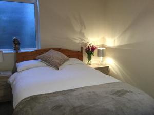 Кровать или кровати в номере Rose Alley Apartment