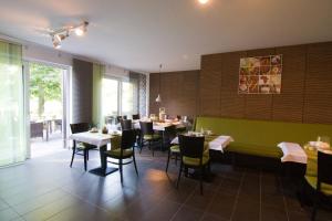 a dining room with tables and chairs in a restaurant at Pension Dalinghaus in Vörden