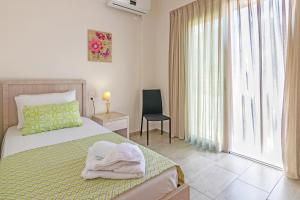 A bed or beds in a room at Evgoro Luxury Suites Még 37 kép