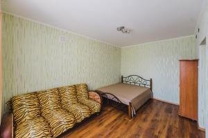 チタにあるDekabrist Apartment Oktyabrskiのベッドルーム1室(ベッド1台、シマウマのプリントシーツ付)