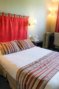 Postel nebo postele na pokoji v ubytování Best Western Hotel Le Guilhem