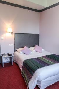 Postel nebo postele na pokoji v ubytování Best Western Hotel Le Guilhem