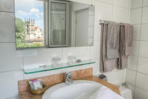 Koupelna v ubytování Best Western Hotel Le Guilhem + 37 fotografií