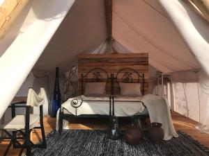 Postel nebo postele na pokoji v ubytování Plage Cachée - Glamping