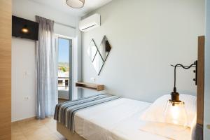 Un pat sau paturi într-o cameră la Ethereal Apartments Chania