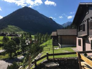 Uma vista geral da montanha ou uma vista da montanha a partir do apartamento