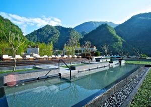 富世村的住宿－太魯閣晶英酒店，山水池的背景