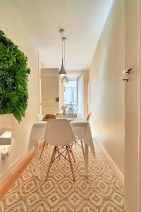 リスボンにあるLisbon Luxury Apartment Bairro Alto 5のダイニングルーム(白いテーブル、椅子付)
