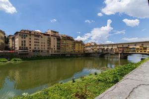 most nad rzeką w mieście z budynkami w obiekcie Ponte Vecchio Central Flats we Florencji