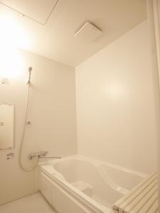 南あわじ市にある淡路島ホテル・ロッジ GREEN COZYの白いバスルーム(バスタブ、シャワー付)