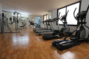 una fila de cintas de correr en un gimnasio con una fila de pisadas en Valley View Hotel - Hammana, en Ḩammānā