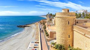 - Vistas a la playa, al edificio y al océano en Expoholidays - Apartamento Auditorio Roquetas, en Roquetas de Mar